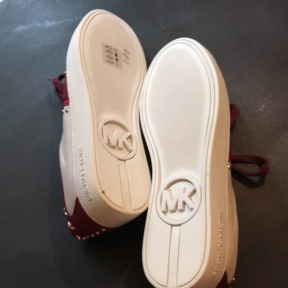 Star Studded MICHAEL Michael Kors Leather Tennis Shoes With Gold Toe SZ 9 - Picture 5 of 6